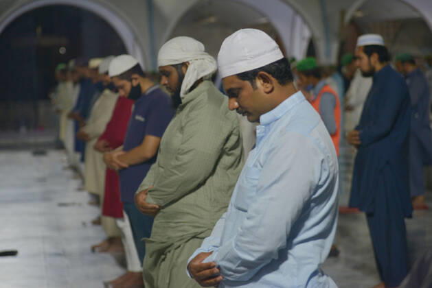 Coronavirus in Pakistan, Eindrücke von der Data Darbar Moschee in Lahore Pakistani faithful Muslims perform tarawih Pakistani faithful Muslims offering first evening prayer called tarawih after sighting the moon of Holy Fasting Month of Ramadan-ul-Mubarak during a government-imposed nationwide lockdown as a preventive measures while maintaining a level of social distancing to help avoid the spread of the coronavirus at Data Darbar mosque in Lahore. Lahore Punjab Pakistan Copyright: RanaxSajidxHussain