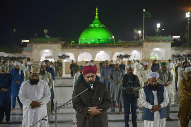 Coronavirus in Pakistan, Eindrücke von der Data Darbar Moschee in Lahore Pakistani faithful Muslims perform tarawih Pakistani faithful Muslims offering first evening prayer called tarawih after sighting the moon of Holy Fasting Month of Ramadan-ul-Mubarak during a government-imposed nationwide lockdown as a preventive measures while maintaining a level of social distancing to help avoid the spread of the coronavirus at Data Darbar mosque in Lahore. Lahore Punjab Pakistan Copyright: RanaxSajidxHussain