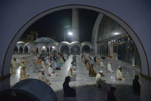 Coronavirus in Pakistan, Eindrücke von der Data Darbar Moschee in Lahore Pakistani faithful Muslims perform tarawih Pakistani faithful Muslims offering first evening prayer called tarawih after sighting the moon of Holy Fasting Month of Ramadan-ul-Mubarak during a government-imposed nationwide lockdown as a preventive measures while maintaining a level of social distancing to help avoid the spread of the coronavirus at Data Darbar mosque in Lahore. Lahore Punjab Pakistan Copyright: RanaxSajidxHussain