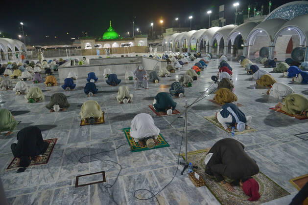 Coronavirus in Pakistan, Eindrücke von der Data Darbar Moschee in Lahore Pakistani faithful Muslims perform tarawih Pakistani faithful Muslims offering first evening prayer called tarawih after sighting the moon of Holy Fasting Month of Ramadan-ul-Mubarak during a government-imposed nationwide lockdown as a preventive measures while maintaining a level of social distancing to help avoid the spread of the coronavirus at Data Darbar mosque in Lahore. Lahore Punjab Pakistan Copyright: RanaxSajidxHussain
