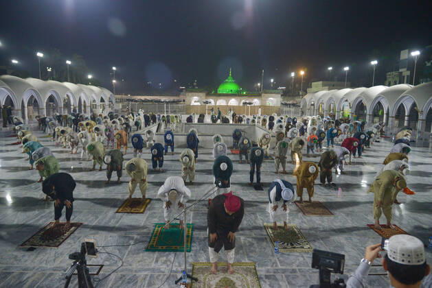 Coronavirus in Pakistan, Eindrücke von der Data Darbar Moschee in Lahore Pakistani faithful Muslims perform tarawih Pakistani faithful Muslims offering first evening prayer called tarawih after sighting the moon of Holy Fasting Month of Ramadan-ul-Mubarak during a government-imposed nationwide lockdown as a preventive measures while maintaining a level of social distancing to help avoid the spread of the coronavirus at Data Darbar mosque in Lahore. Lahore Punjab Pakistan Copyright: RanaxSajidxHussain
