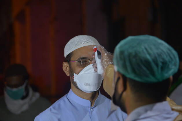 Coronavirus in Pakistan, Eindrücke von der Data Darbar Moschee in Lahore Security officials check the body temperature Pakistani security officials checks the body temperature of a man as arriving for offering first Namaz-e-Taraweeh at Data Darbar Mosque after sighting the moon of Holy Fasting month of Ramadan-ul-Mubarak during a government-imposed nationwide lockdown as a preventive measures while maintaining a level of social distancing to help avoid the spread of the coronavirus,at Data Darbar mosque in Lahore. Lahore Punjab Pakistan Copyright: RanaxSajidxHussain