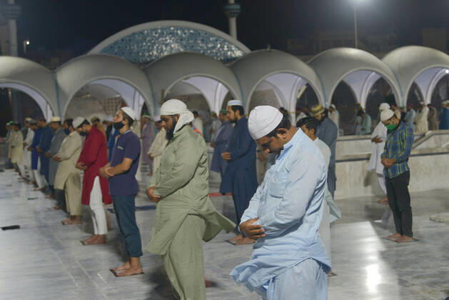 Coronavirus in Pakistan, Eindrücke von der Data Darbar Moschee in Lahore Pakistani faithful Muslims perform tarawih Pakistani faithful Muslims offering first evening prayer called tarawih after sighting the moon of Holy Fasting Month of Ramadan-ul-Mubarak during a government-imposed nationwide lockdown as a preventive measures while maintaining a level of social distancing to help avoid the spread of the coronavirus at Data Darbar mosque in Lahore. Lahore Punjab Pakistan Copyright: RanaxSajidxHussain