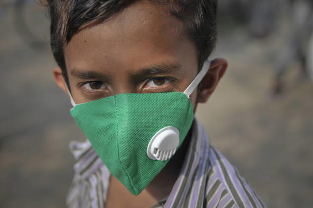 Coronavirus, Eindrücke aus Bangladesch April 25, 2020: A littleboy wearing mask in the street of Sylhet, Bangladesh as a preventive measure against the spread of the COVID-19 corona virus - ZUMAr143 20200425_zap_r143_003 Copyright: xMdxRafayatxHaquexKhanx
