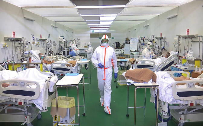 Coronavirus in Italien, EindrÃ¼cke aus Brescia LOMBARDY, ITALY - APRIL 25, 2020: Pictured in this video grab are medical staff members in protective gear in an intensive care unit in a field hospital in Bergamo. Russian military medics have helped Italian medical staff to cure 40 patients suffering from the novel coronavirus disease (COVID-19). Additionally, a team of Italian and Russian CBRN defence specialists have disinfected the indoor premises of three medical institutions and surrounding roads in the neighbouring city of Brescia. Russia has sent military virologists, epidemiologists and CBRN defence specialists to Italy to help battle the pandemic of the novel coronavirus disease (COVID-19). Video grab. The Defence Ministry of the Russian Federation TASS  TS0D7075