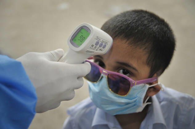 Coronavirus, Eindrücke aus Bangladesch April 25, 2020: Mount Adora Hospital of Sylhet, Bangladesh installed thermal scanners for patients as a preventive measure against the spread of the COVID-19 corona virus. - ZUMAr143 20200425_zap_r143_008 Copyright: xMdxRafayatxHaquexKhanx