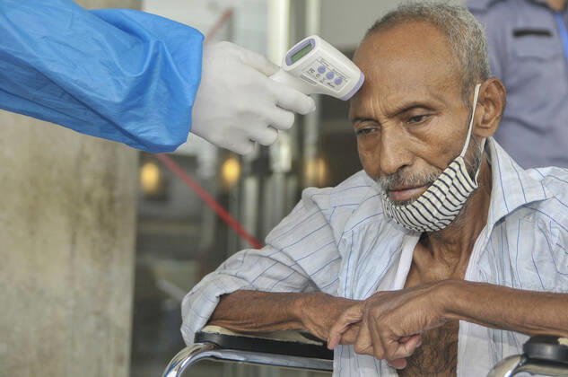 Coronavirus, Eindrücke aus Bangladesch April 25, 2020: Mount Adora Hospital of Sylhet, Bangladesh installed thermal scanners for patients as a preventive measure against the spread of the COVID-19 corona virus. - ZUMAr143 20200425_zap_r143_009 Copyright: xMdxRafayatxHaquexKhanx