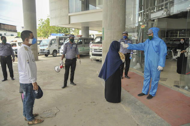 Coronavirus, Eindrücke aus Bangladesch April 25, 2020: Mount Adora Hospital of Sylhet, Bangladesh installed thermal scanners for patients as a preventive measure against the spread of the COVID-19 corona virus. - ZUMAr143 20200425_zap_r143_010 Copyright: xMdxRafayatxHaquexKhanx