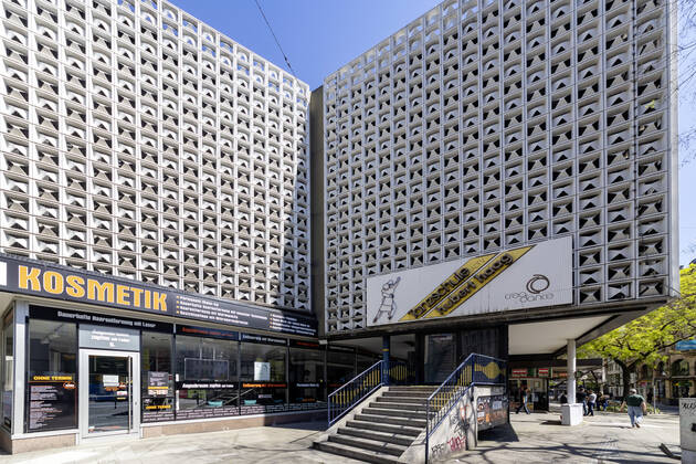 DEU, Deutschland, Baden-Württemberg, Stuttgart, 24.04.2020: Galeria Kaufhof in Stuttgart. Aussenansicht mit Fassade und der sogenannten Hortenkachel.