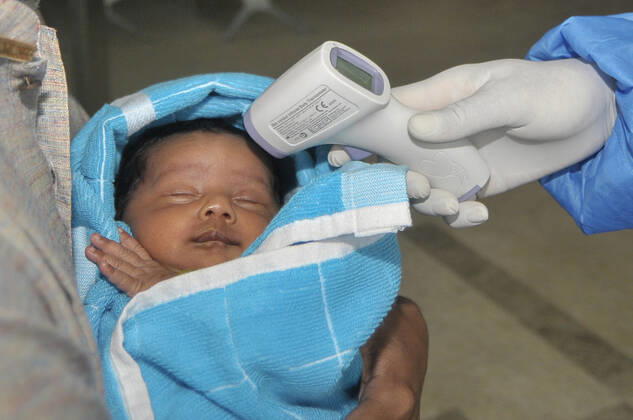 Coronavirus, Eindrücke aus Bangladesch April 25, 2020: Mount Adora Hospital of Sylhet, Bangladesh installed thermal scanners for patients as a preventive measure against the spread of the COVID-19 corona virus. - ZUMAr143 20200425_zap_r143_012 Copyright: xMdxRafayatxHaquexKhanx