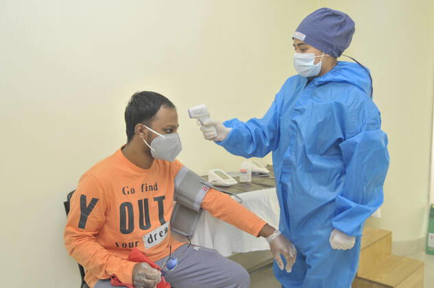 Coronavirus, Eindrücke aus Bangladesch April 25, 2020: Mount Adora Hospital of Sylhet, Bangladesh installed thermal scanners for patients as a preventive measure against the spread of the COVID-19 corona virus. - ZUMAr143 20200425_zap_r143_013 Copyright: xMdxRafayatxHaquexKhanx