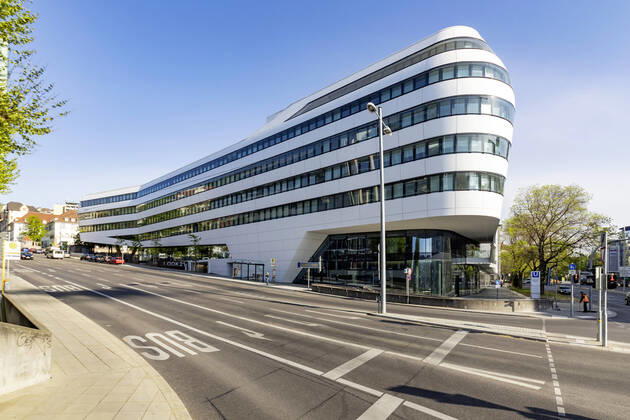 DEU, Deutschland, Baden-Württemberg, Stuttgart, 24.04.2020: Gebäudekomplex Look21, Sitz des Arbeitgeberverband Südwestmetall an der Heilbronner Straße in Stuttgart. Neben weiteren Verbänden bietet das Gebäude auch Platz für rund 200 Mietwohnungen. Architektur Architekturbüro Schaller, Stuttgart.