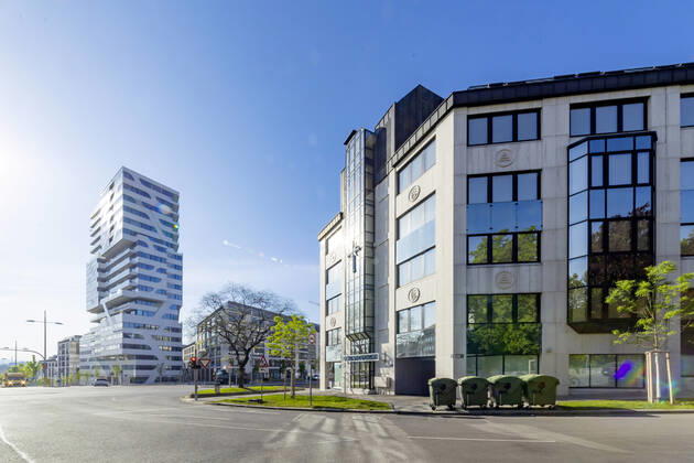 DEU, Deutschland, Baden-Württemberg, Stuttgart, 24.04.2020: Scientology, Neues Domizil der Sekte an der Heilbronner Straße. Links das Gebäude Gebäude Cloud No. 7.