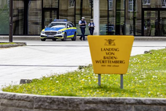 DEU, Deutschland, Baden-Württemberg, Stuttgart, 24.04.2020: Elektrofahrzeug der Polizei Baden-Württemberg. Hybrid Mercedes E-Klasse vor dem Landtagsgebäude.