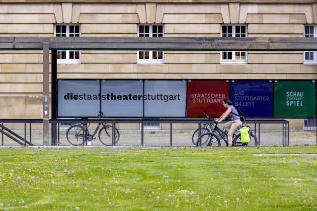 DEU, Deutschland, Baden-Württemberg, Stuttgart, 24.04.2020: Auswirkungen der Corona-Krise: Leere Straßen und Plätze wie hier am Oberen Schlossgarten. Opernhaus.