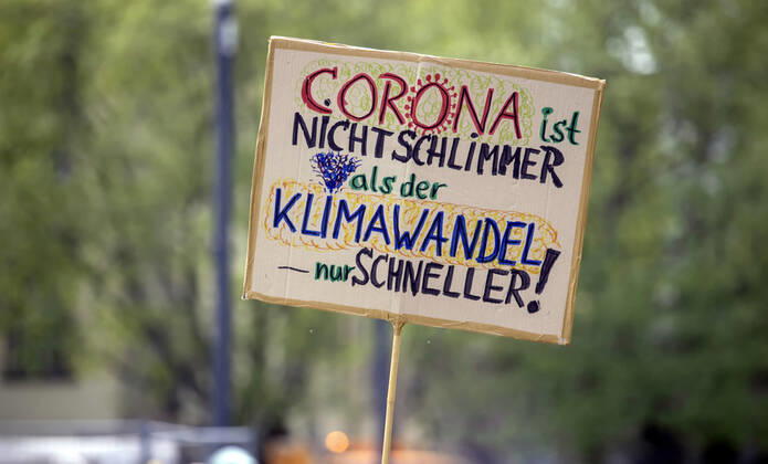 DEU, Deutschland, Baden-Württemberg, Stuttgart, 24.04.2020: Auswirkungen der Corona-Krise: Fridays for Future, der Protest der Jugend gegen die Klimapolitik, nahm ihre Proteste mit zaghaften Aktionen wieder auf. Protestschild: Corona ist nicht schlimmer als der Klimawandel - nur schneller!