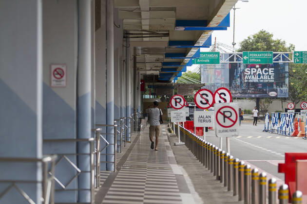 Coronavirus in Indonesien, Eindrücke aus Jakarta April 25, 2020, Jakarta, DKI Jakarta, IDN: A man wearing a face mask walking on the empty Halim Perdana Kusuma Airport. The entire airport of PT Angkasa Pura II (Persero) suspended the passenger flight for the period of 24 April-1 June 2020 for the prevention of spread of COVID-19. Jakarta IDN - ZUMAz107 20200425_zip_z107_001 Copyright: xMuhammadxZaenuddinx