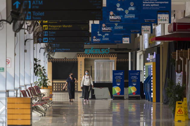 Coronavirus in Indonesien, Eindrücke aus Jakarta April 25, 2020, Jakarta, DKI Jakarta, IDN: Two woman wearing a face mask walking on the empty Halim Perdana Kusuma Airport. The entire airport of PT Angkasa Pura II (Persero) suspended the passenger flight for the period of 24 April-1 June 2020 for the prevention of spread of COVID-19. Jakarta IDN - ZUMAz107 20200425_zip_z107_003 Copyright: xMuhammadxZaenuddinx