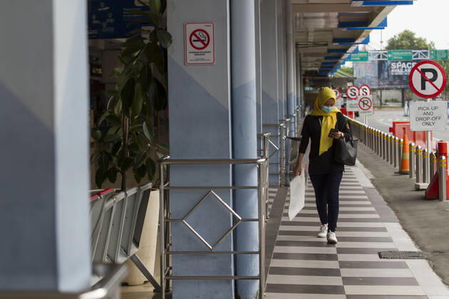 Coronavirus in Indonesien, Eindrücke aus Jakarta April 25, 2020, Jakarta, DKI Jakarta, IDN: A woman wearing a face mask walking on the empty Halim Perdana Kusuma Airport. The entire airport of PT Angkasa Pura II (Persero) suspended the passenger flight for the period of 24 April-1 June 2020 for the prevention of spread of COVID-19. Jakarta IDN - ZUMAz107 20200425_zip_z107_008 Copyright: xMuhammadxZaenuddinx