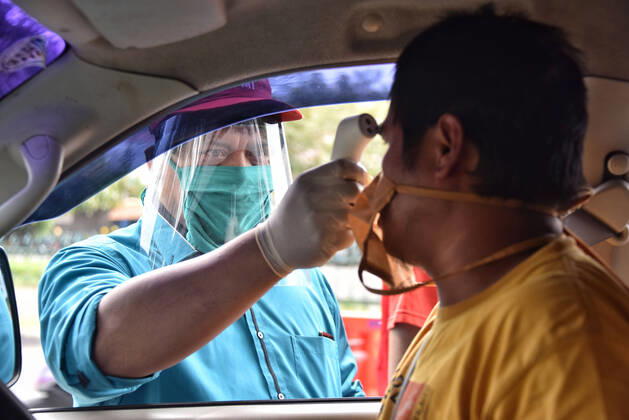 Coronavirus in Indonesien, Eindrücke aus Bandung Large-scale social restrictions In Bandung, Indonesia - 25 Apr 2020. A Medical worker wearing a face shields checking road users temperature body as a measure prevent COVID-19 during the implementation of the large-scale social restrictions at a? checkpoint in Bandung, West Java. April 25, 2020. Large-scale social restrictions in the city of Bandung carried out to break the spread of coronavirus COVID-19. (Ph?oto by Rizal Fadillah INA Photo Agency imago images) 