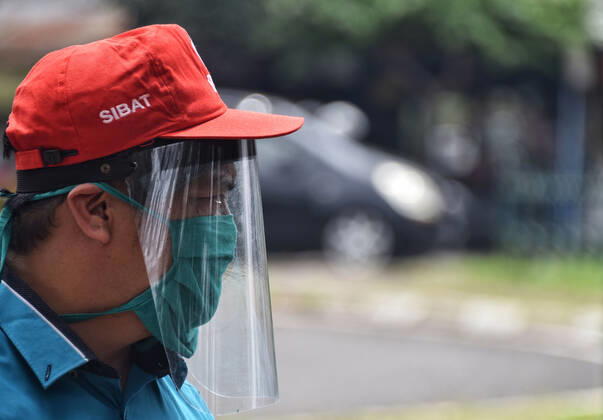 Coronavirus in Indonesien, Eindrücke aus Bandung Large-scale social restrictions In Bandung, Indonesia - 25 Apr 2020. A Medical worker wearing a face shields during the implementation of the large-scale social restrictions at a? checkpoint in Bandung, West Java. April 25, 2020. Large-scale social restrictions in the city of Bandung carried out to break the spread of coronavirus COVID-19. (Ph?oto by Rizal Fadillah INA Photo Agency imago images) 