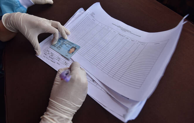 Coronavirus in Indonesien, Eindrücke aus Bandung Large-scale social restrictions In Bandung, Indonesia - 25 Apr 2020. A Medical worker input data a road users during the implementation of the large-scale social restrictions at a? checkpoint in Bandung, West Java. April 25, 2020. Large-scale social restrictions in the city of Bandung carried out to break the spread of coronavirus COVID-19. (Ph?oto by Rizal Fadillah INA Photo Agency imago images) 