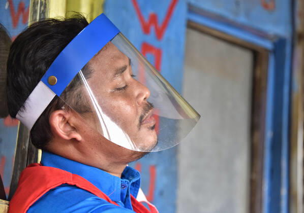 Coronavirus in Indonesien, Eindrücke aus Bandung Large-scale social restrictions In Bandung, Indonesia - 25 Apr 2020. A Medical worker wearing a face shields during the implementation of the large-scale social restrictions at a? checkpoint in Bandung, West Java. April 25, 2020. Large-scale social restrictions in the city of Bandung carried out to break the spread of coronavirus COVID-19. (Ph?oto by Rizal Fadillah INA Photo Agency imago images) 