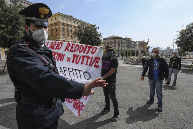 Coronavirus in Italien, Handgreiflichkeiten bei Demonstration in Neapel Outside Palazzo San Giacomo, seat of the municipality of Naples, a group of unemployed people protest for the right to income of quarantine, masks and swabs for everyone, on the day of the celebration of April 25, liberation day. There were moments of tension between demonstrators and law enforcement agencies.  Copyright: xSalvatorexLaportax xIPAx xKontrolabx