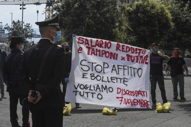 Coronavirus in Italien, Handgreiflichkeiten bei Demonstration in Neapel Outside Palazzo San Giacomo, seat of the municipality of Naples, a group of unemployed people protest for the right to income of quarantine, masks and swabs for everyone, on the day of the celebration of April 25, liberation day. There were moments of tension between demonstrators and law enforcement agencies.  Copyright: xSalvatorexLaportax xIPAx xKontrolabx