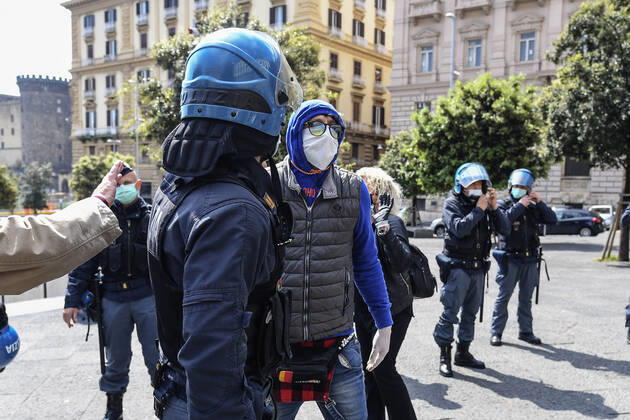 Coronavirus in Italien, Handgreiflichkeiten bei Demonstration in Neapel Outside Palazzo San Giacomo, seat of the municipality of Naples, a group of unemployed people protest for the right to income of quarantine, masks and swabs for everyone, on the day of the celebration of April 25, liberation day. There were moments of tension between demonstrators and law enforcement agencies.  Copyright: xSalvatorexLaportax xIPAx xKontrolabx