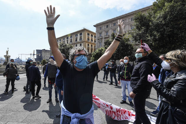 Coronavirus in Italien, Handgreiflichkeiten bei Demonstration in Neapel Outside Palazzo San Giacomo, seat of the municipality of Naples, a group of unemployed people protest for the right to income of quarantine, masks and swabs for everyone, on the day of the celebration of April 25, liberation day. There were moments of tension between demonstrators and law enforcement agencies.  Copyright: xSalvatorexLaportax xIPAx xKontrolabx