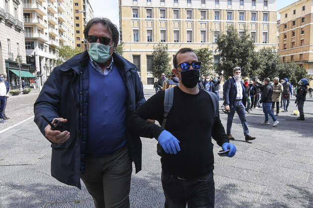 Coronavirus in Italien, Handgreiflichkeiten bei Demonstration in Neapel Outside Palazzo San Giacomo, seat of the municipality of Naples, a group of unemployed people protest for the right to income of quarantine, masks and swabs for everyone, on the day of the celebration of April 25, liberation day. There were moments of tension between demonstrators and law enforcement agencies.  Copyright: xSalvatorexLaportax xIPAx xKontrolabx