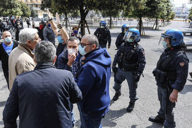 Coronavirus in Italien, Handgreiflichkeiten bei Demonstration in Neapel Outside Palazzo San Giacomo, seat of the municipality of Naples, a group of unemployed people protest for the right to income of quarantine, masks and swabs for everyone, on the day of the celebration of April 25, liberation day. There were moments of tension between demonstrators and law enforcement agencies.  Copyright: xSalvatorexLaportax xIPAx xKontrolabx