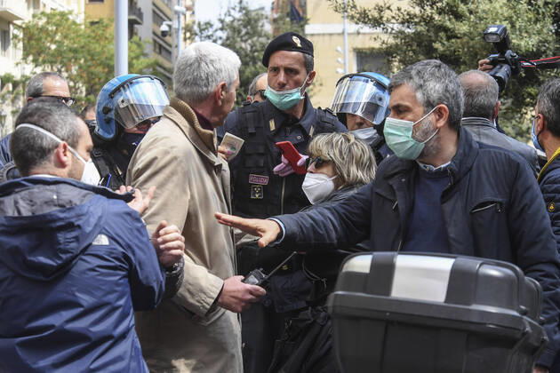 Coronavirus in Italien, Handgreiflichkeiten bei Demonstration in Neapel Outside Palazzo San Giacomo, seat of the municipality of Naples, a group of unemployed people protest for the right to income of quarantine, masks and swabs for everyone, on the day of the celebration of April 25, liberation day. There were moments of tension between demonstrators and law enforcement agencies.  Copyright: xSalvatorexLaportax xIPAx xKontrolabx