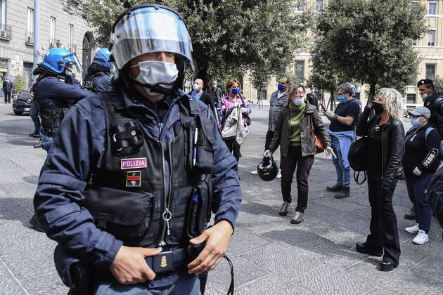 Coronavirus in Italien, Handgreiflichkeiten bei Demonstration in Neapel Outside Palazzo San Giacomo, seat of the municipality of Naples, a group of unemployed people protest for the right to income of quarantine, masks and swabs for everyone, on the day of the celebration of April 25, liberation day. There were moments of tension between demonstrators and law enforcement agencies.  Copyright: xSalvatorexLaportax xIPAx xKontrolabx