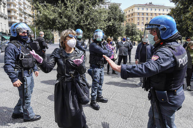 Coronavirus in Italien, Handgreiflichkeiten bei Demonstration in Neapel Outside Palazzo San Giacomo, seat of the municipality of Naples, a group of unemployed people protest for the right to income of quarantine, masks and swabs for everyone, on the day of the celebration of April 25, liberation day. There were moments of tension between demonstrators and law enforcement agencies.  Copyright: xSalvatorexLaportax xIPAx xKontrolabx