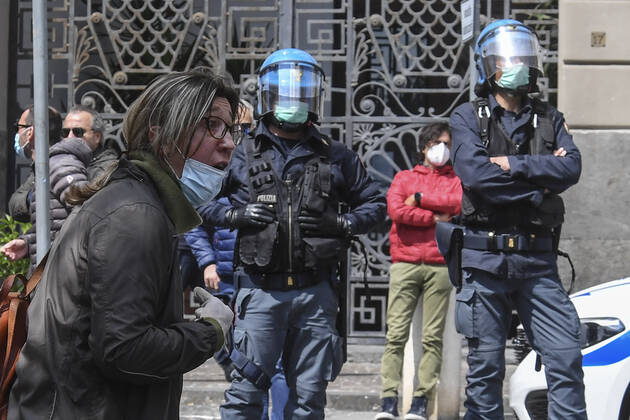 Coronavirus in Italien, Handgreiflichkeiten bei Demonstration in Neapel Outside Palazzo San Giacomo, seat of the municipality of Naples, a group of unemployed people protest for the right to income of quarantine, masks and swabs for everyone, on the day of the celebration of April 25, liberation day. There were moments of tension between demonstrators and law enforcement agencies.  Copyright: xSalvatorexLaportax xIPAx xKontrolabx
