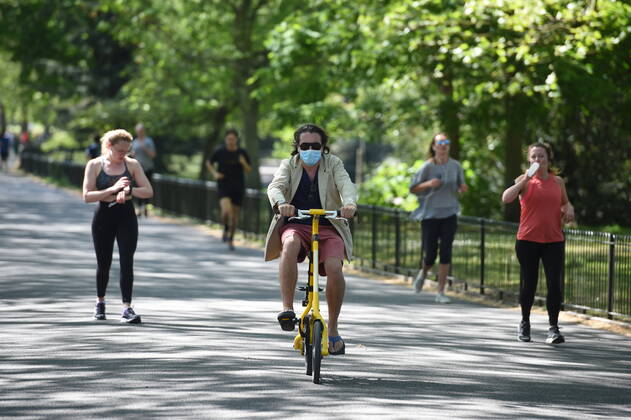. 25 04 2020. London, United Kingdom. Coronavirus crisis. Londoners seen at Battersea Park this afternoon enjoying the sunshine, as the coronavirus lockdown continues.  xGustavoxValientex xi-Imagesx IIM-21064-0001