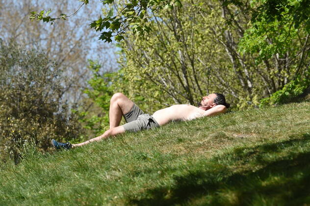 . 25 04 2020. London, United Kingdom. Coronavirus crisis. Londoners seen at Battersea Park this afternoon enjoying the sunshine, as the coronavirus lockdown continues.  xGustavoxValientex xi-Imagesx IIM-21064-0002