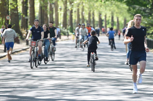 . 25 04 2020. London, United Kingdom. Coronavirus crisis. Londoners seen at Battersea Park this afternoon enjoying the sunshine, as the coronavirus lockdown continues.  xGustavoxValientex xi-Imagesx IIM-21064-0003