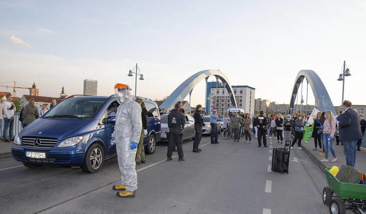 Frankfurt (Oder), 25.04.2020 - Stadtbruecke - Doppelstadt will Normalitaet - Demo unter dem Motto: Grenzen auf In Frankfurt (Oder) und Slubice versammeln sich Hunderte von Menschen an und auf der Stadtbruecke und am Oderufer. Unter der Losung: Lasst uns zur Arbeit und nach Hause forderten sie die Grenzöffnung. Es geht um Menschen, die beiderseits der Oder arbeiten, um deutsche und polnische Schueler (insgesamt ca 500 Schulpflichtige), die in Gymnasien in Frankfurt(Oder) und Schulen in Slubice lernen. Demo-Organisator Michael Kurzwelly und Krzysztof Wojciechowski (Verwaltungsdirektor des Collegium Polonicum in Slubice) verlangten in ihren Reden auf der Stadtbruecke eine neue Regelung für die Grenzregion. Ministerraesident Dietmar Woidke plaediert in seinen Ausfuehrungen vom Freitag im Brandenburgischen Landtag trotz Corona-