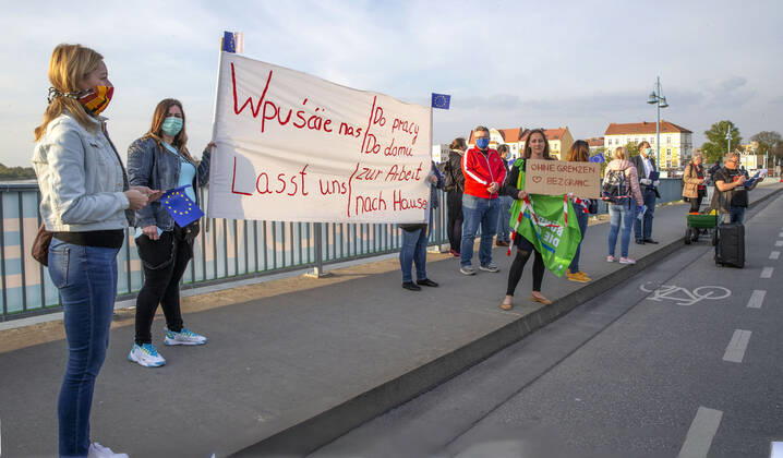 Frankfurt (Oder), 25.04.2020 - Stadtbruecke - Doppelstadt will Normalitaet - Demo unter dem Motto: Grenzen auf In Frankfurt (Oder) und Slubice versammeln sich Hunderte von Menschen an und auf der Stadtbruecke und am Oderufer. Unter der Losung: Lasst uns zur Arbeit und nach Hause forderten sie die Grenzöffnung. Es geht um Menschen, die beiderseits der Oder arbeiten, um deutsche und polnische Schueler (insgesamt ca 500 Schulpflichtige), die in Gymnasien in Frankfurt(Oder) und Schulen in Slubice lernen. Demo-Organisator Michael Kurzwelly und Krzysztof Wojciechowski (Verwaltungsdirektor des Collegium Polonicum in Slubice) verlangten in ihren Reden auf der Stadtbruecke eine neue Regelung für die Grenzregion. Ministerraesident Dietmar Woidke plaediert in seinen Ausfuehrungen vom Freitag im Brandenburgischen Landtag trotz Corona-