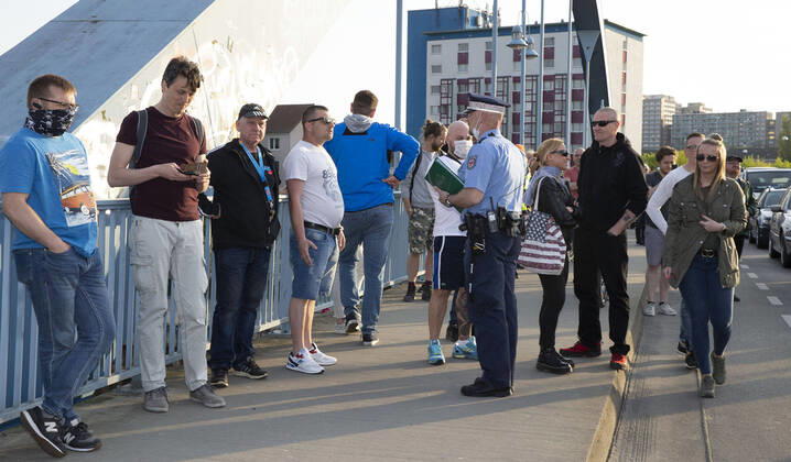 Frankfurt (Oder), 25.04.2020 - Stadtbruecke - Doppelstadt will Normalitaet - Demo unter dem Motto: Grenzen auf In Frankfurt (Oder) und Slubice versammeln sich Hunderte von Menschen an und auf der Stadtbruecke und am Oderufer. Unter der Losung: Lasst uns zur Arbeit und nach Hause forderten sie die Grenzöffnung. Es geht um Menschen, die beiderseits der Oder arbeiten, um deutsche und polnische Schueler (insgesamt ca 500 Schulpflichtige), die in Gymnasien in Frankfurt(Oder) und Schulen in Slubice lernen. Demo-Organisator Michael Kurzwelly und Krzysztof Wojciechowski (Verwaltungsdirektor des Collegium Polonicum in Slubice) verlangten in ihren Reden auf der Stadtbruecke eine neue Regelung für die Grenzregion. Ministerraesident Dietmar Woidke plaediert in seinen Ausfuehrungen vom Freitag im Brandenburgischen Landtag trotz Corona-