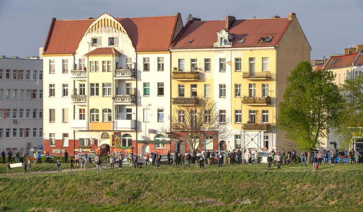 Frankfurt (Oder), 25.04.2020 - Stadtbruecke - Doppelstadt will Normalitaet - Demo unter dem Motto: Grenzen auf In Frankfurt (Oder) und Slubice versammeln sich Hunderte von Menschen an und auf der Stadtbruecke und am Oderufer. Unter der Losung: Lasst uns zur Arbeit und nach Hause forderten sie die Grenzöffnung. Es geht um Menschen, die beiderseits der Oder arbeiten, um deutsche und polnische Schueler (insgesamt ca 500 Schulpflichtige), die in Gymnasien in Frankfurt(Oder) und Schulen in Slubice lernen. Demo-Organisator Michael Kurzwelly und Krzysztof Wojciechowski (Verwaltungsdirektor des Collegium Polonicum in Slubice) verlangten in ihren Reden auf der Stadtbruecke eine neue Regelung für die Grenzregion. Ministerraesident Dietmar Woidke plaediert in seinen Ausfuehrungen vom Freitag im Brandenburgischen Landtag trotz Corona-