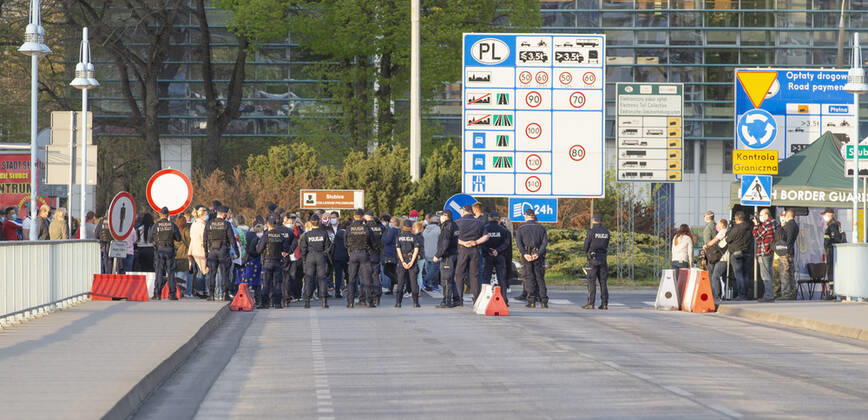 Frankfurt (Oder), 25.04.2020 - Stadtbruecke - Doppelstadt will Normalitaet - Demo unter dem Motto: Grenzen auf In Frankfurt (Oder) und Slubice versammeln sich Hunderte von Menschen an und auf der Stadtbruecke und am Oderufer. Unter der Losung: Lasst uns zur Arbeit und nach Hause forderten sie die Grenzöffnung. Es geht um Menschen, die beiderseits der Oder arbeiten, um deutsche und polnische Schueler (insgesamt ca 500 Schulpflichtige), die in Gymnasien in Frankfurt(Oder) und Schulen in Slubice lernen. Demo-Organisator Michael Kurzwelly und Krzysztof Wojciechowski (Verwaltungsdirektor des Collegium Polonicum in Slubice) verlangten in ihren Reden auf der Stadtbruecke eine neue Regelung für die Grenzregion. Ministerraesident Dietmar Woidke plaediert in seinen Ausfuehrungen vom Freitag im Brandenburgischen Landtag trotz Corona-
