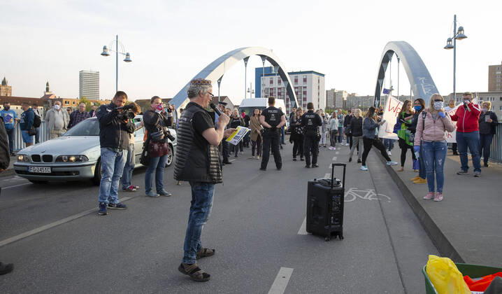 Frankfurt (Oder), 25.04.2020 - Stadtbruecke - Doppelstadt will Normalitaet - Demo unter dem Motto: Grenzen auf In Frankfurt (Oder) und Slubice versammeln sich Hunderte von Menschen an und auf der Stadtbruecke und am Oderufer. Unter der Losung: Lasst uns zur Arbeit und nach Hause forderten sie die Grenzöffnung. Es geht um Menschen, die beiderseits der Oder arbeiten, um deutsche und polnische Schueler (insgesamt ca 500 Schulpflichtige), die in Gymnasien in Frankfurt(Oder) und Schulen in Slubice lernen. Demo-Organisator Michael Kurzwelly und Krzysztof Wojciechowski (Verwaltungsdirektor des Collegium Polonicum in Slubice) verlangten in ihren Reden auf der Stadtbruecke eine neue Regelung für die Grenzregion. Ministerraesident Dietmar Woidke plaediert in seinen Ausfuehrungen vom Freitag im Brandenburgischen Landtag trotz Corona-
