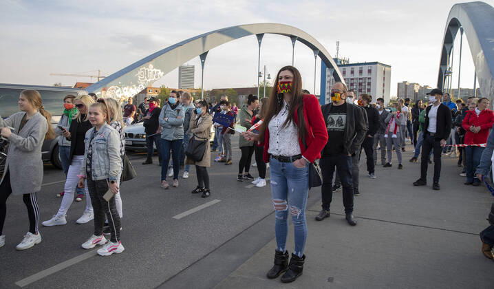 Frankfurt (Oder), 25.04.2020 - Stadtbruecke - Doppelstadt will Normalitaet - Demo unter dem Motto: Grenzen auf In Frankfurt (Oder) und Slubice versammeln sich Hunderte von Menschen an und auf der Stadtbruecke und am Oderufer. Unter der Losung: Lasst uns zur Arbeit und nach Hause forderten sie die Grenzöffnung. Es geht um Menschen, die beiderseits der Oder arbeiten, um deutsche und polnische Schueler (insgesamt ca 500 Schulpflichtige), die in Gymnasien in Frankfurt(Oder) und Schulen in Slubice lernen. Demo-Organisator Michael Kurzwelly und Krzysztof Wojciechowski (Verwaltungsdirektor des Collegium Polonicum in Slubice) verlangten in ihren Reden auf der Stadtbruecke eine neue Regelung für die Grenzregion. Ministerraesident Dietmar Woidke plaediert in seinen Ausfuehrungen vom Freitag im Brandenburgischen Landtag trotz Corona-
