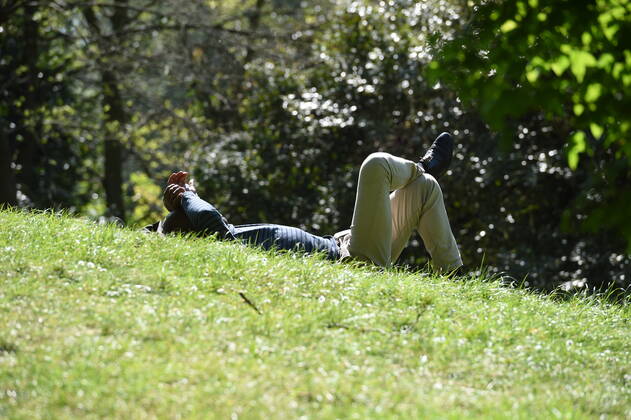 . 25 04 2020. London, United Kingdom. Coronavirus crisis. Londoners seen at Battersea Park this afternoon enjoying the sunshine, as the coronavirus lockdown continues.  xGustavoxValientex xi-Imagesx IIM-21064-0004