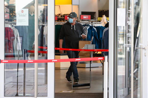 25.04.2020, xtgx, Folgen des Corona Virus in Wolfsburg, Kunden mit Masken im Designer Outlet Wolfsburg (DOW, Outlet Center). In Wolfsburg gilt eine Pflicht, in allen Geschaeften und in Bussen eine Maske zu tragen, die Mund und Nase bedeckt. Symbolfoto Mundschutzpflicht, Mundschutz, Maske, Maskenpflicht, Einkaufen, Konsum, Wirtschaft, Shopping. Wolfsburg