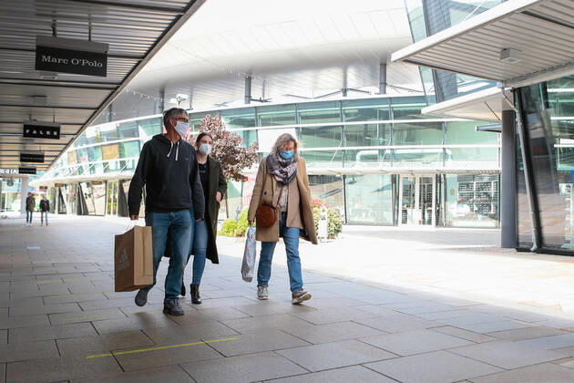 25.04.2020, xtgx, Folgen des Corona Virus in Wolfsburg, Kunden mit Masken im Designer Outlet Wolfsburg (DOW, Outlet Center). In Wolfsburg gilt eine Pflicht, in allen Geschaeften und in Bussen eine Maske zu tragen, die Mund und Nase bedeckt. Symbolfoto Mundschutzpflicht, Mundschutz, Maske, Maskenpflicht, Einkaufen, Konsum, Wirtschaft, Shopping. Wolfsburg